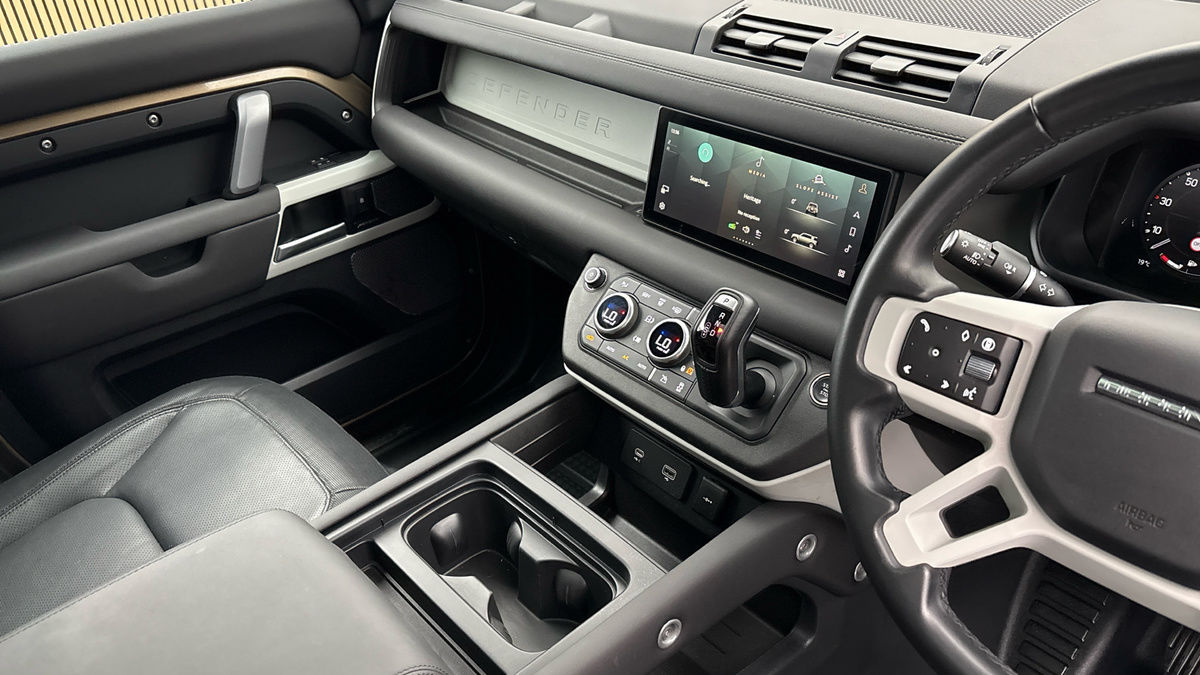 Land Rover Defender 110 Image 18