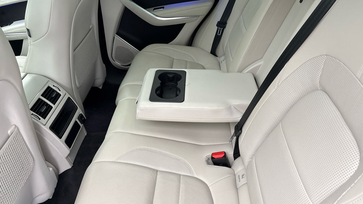 Jaguar F-PACE Image 9