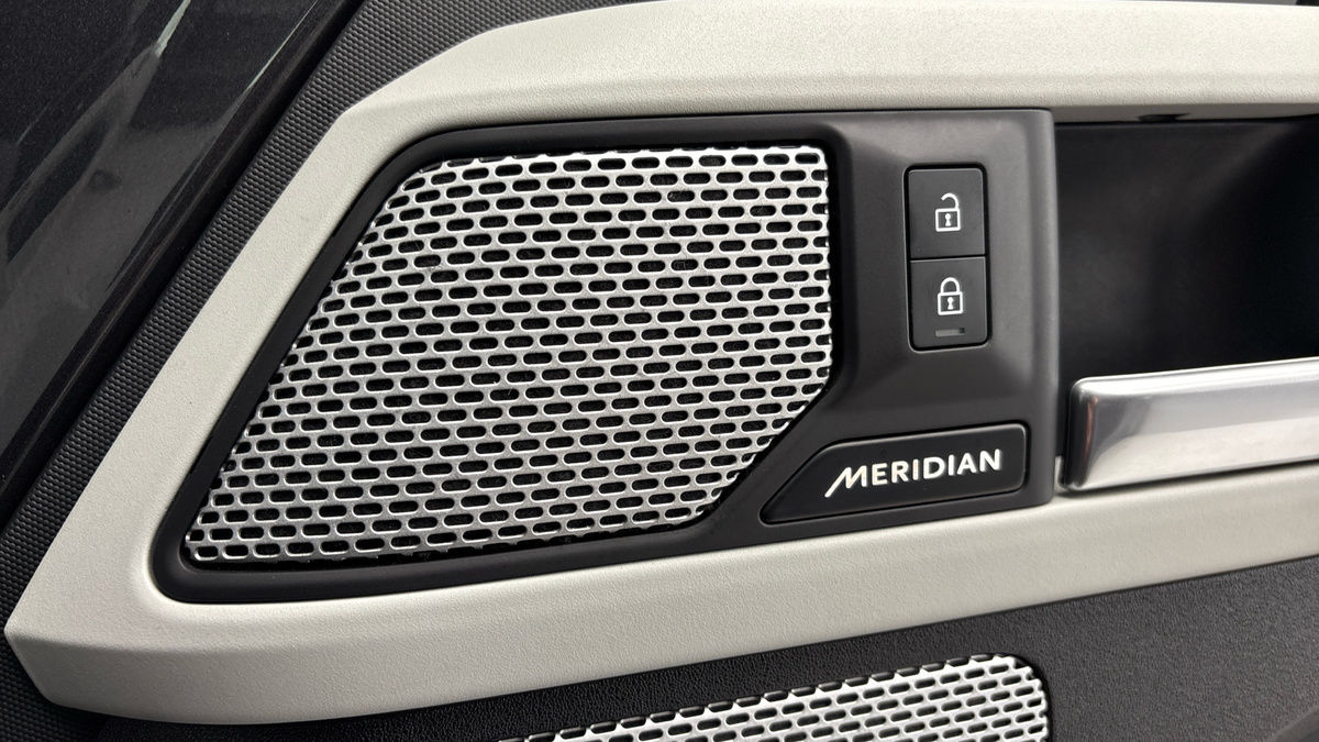 Land Rover Defender 130 Image 25