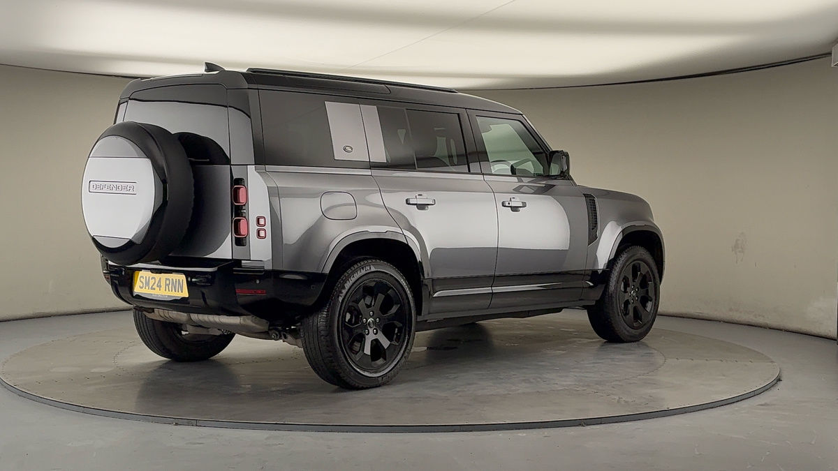 Land Rover Defender 110 Image 21