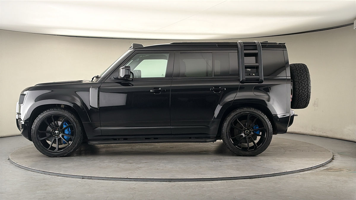 Land Rover Defender 110 Image 15