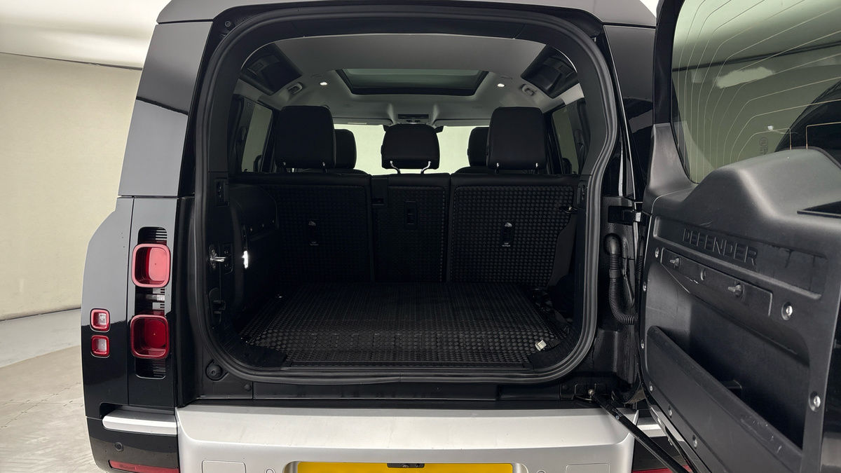 Land Rover Defender 110 Image 11