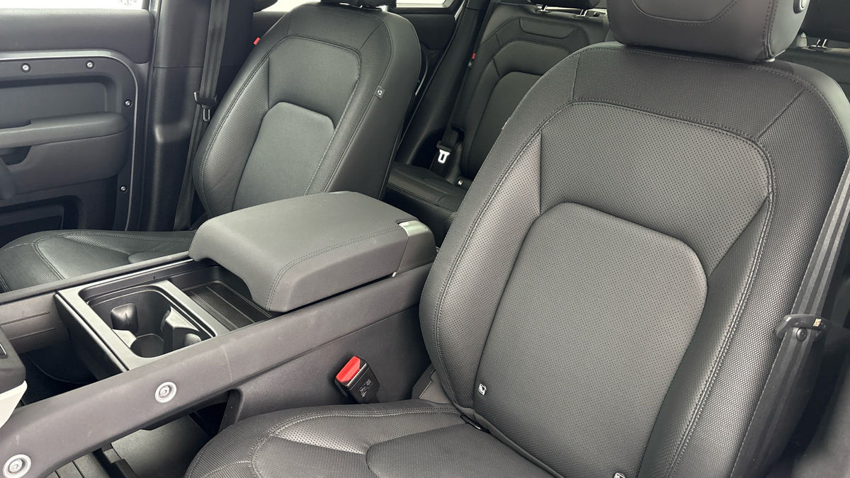 Land Rover Defender 130 Urban Image 7