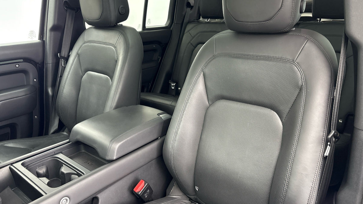 Land Rover Defender 110 Image 7