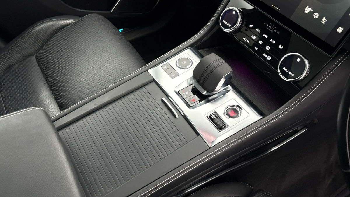 Jaguar F-PACE Image 18