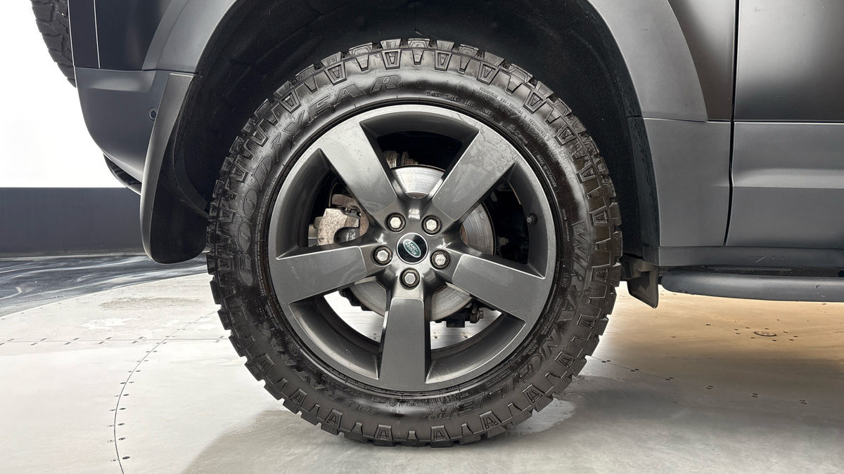 Land Rover Defender 90 Image 10