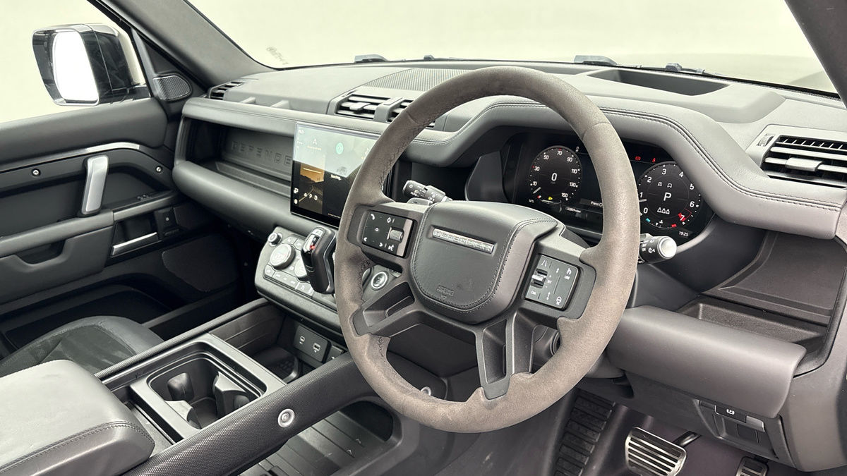 Land Rover Defender 110 Image 5