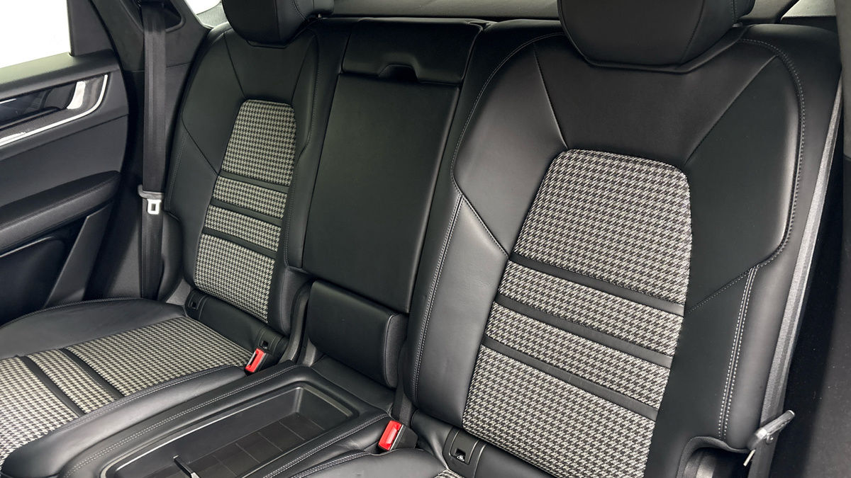 Porsche Cayenne Image 8