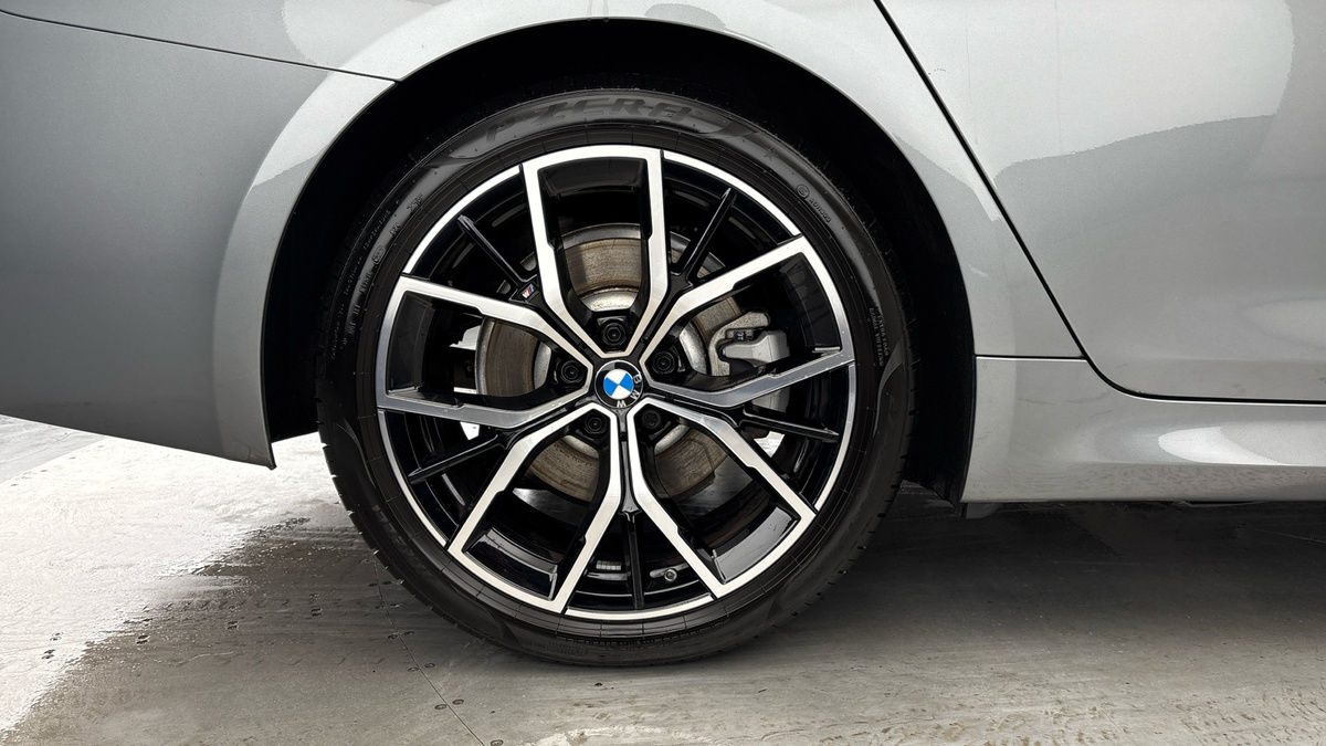 BMW 5 Series Image 10