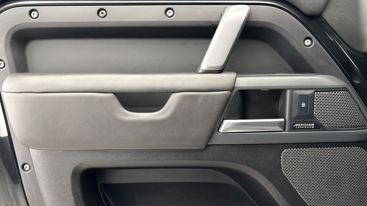 Land Rover Defender 110 Image 19