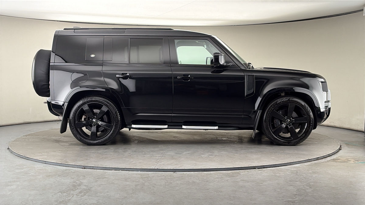 Land Rover Defender 110 Image 16