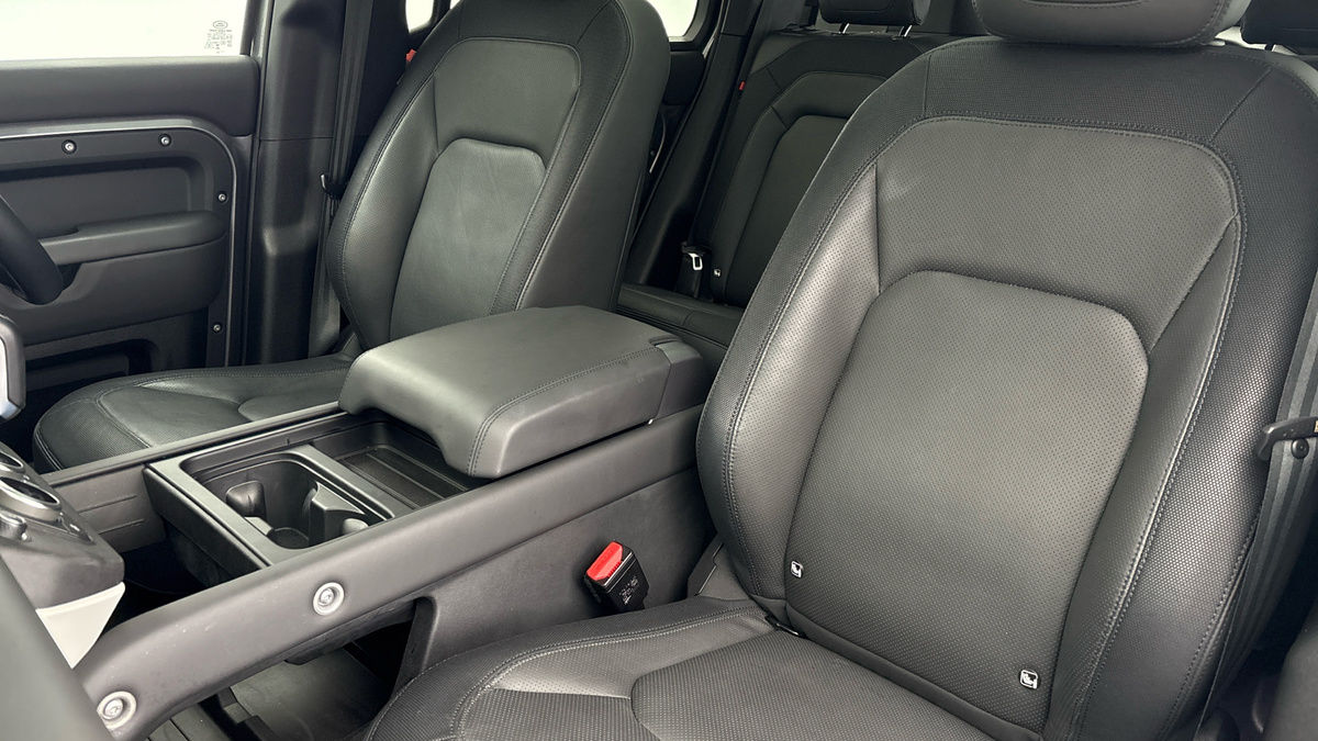 Land Rover Defender 110 Image 7