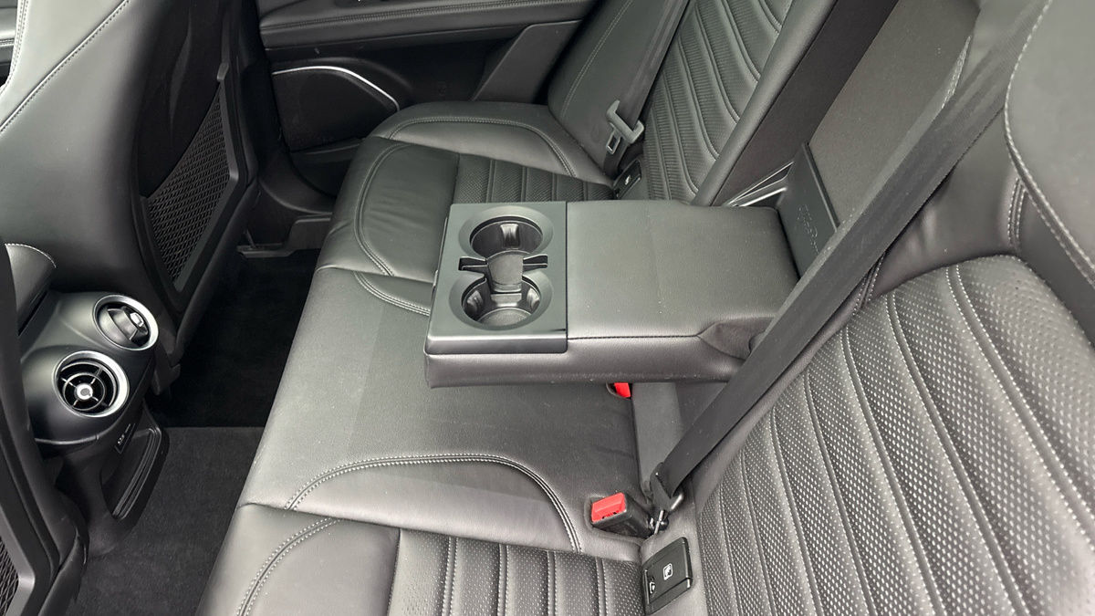 Alfa Romeo Stelvio Image 9