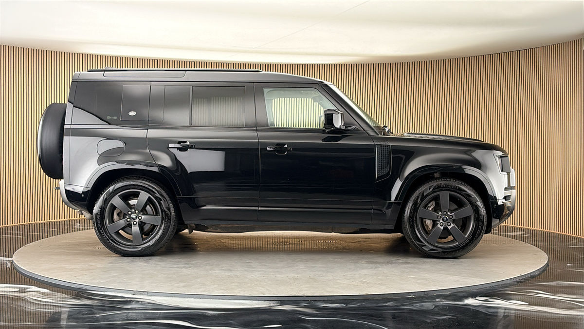 Land Rover Defender 110 Image 16