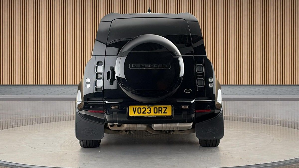Land Rover Defender 110 Image 4
