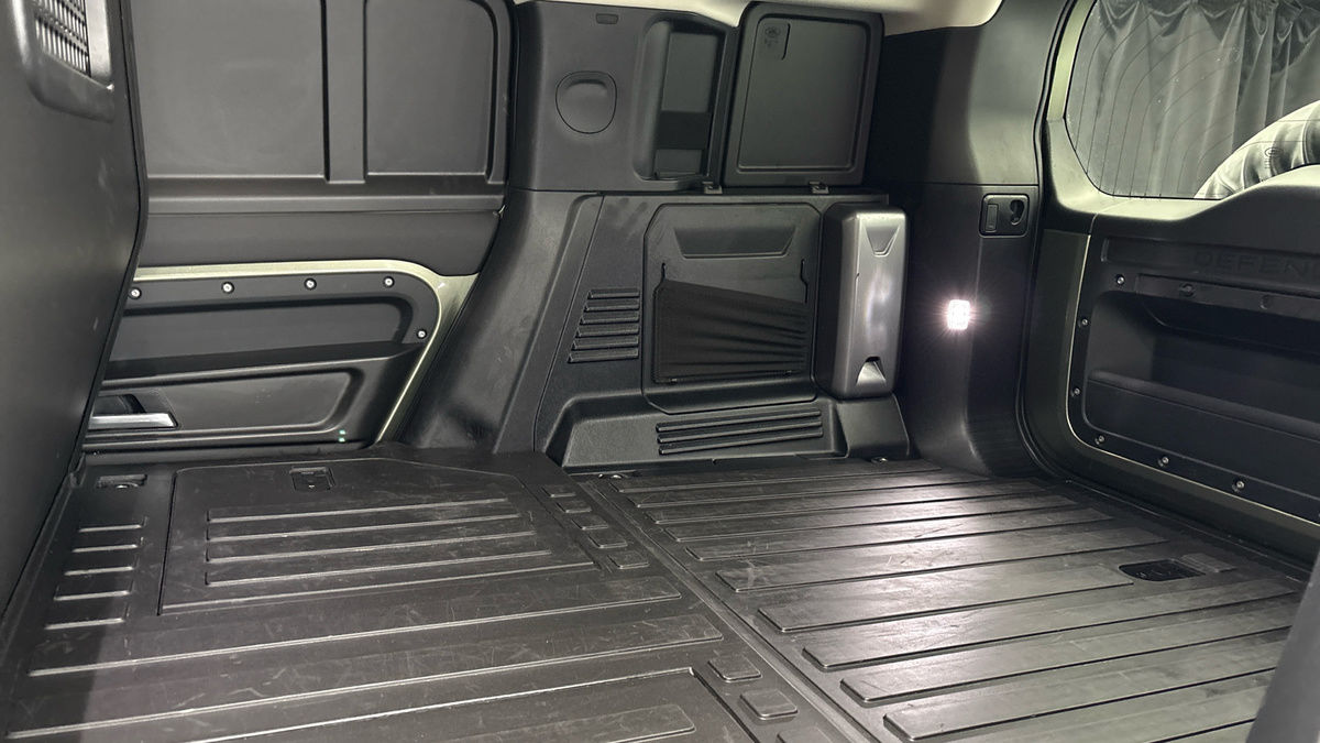 Land Rover Defender 110 Image 25