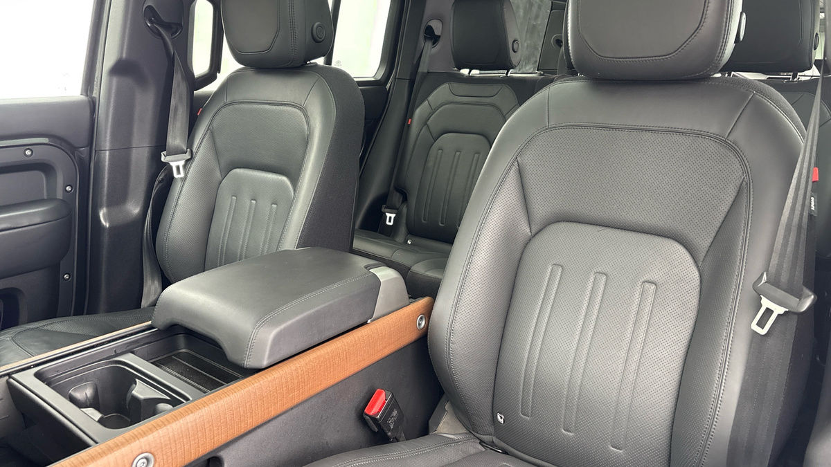 Land Rover Defender 130 Image 7