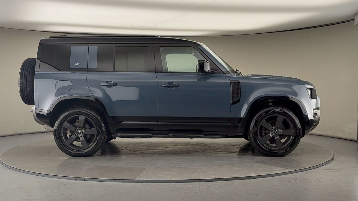 Land Rover Defender 110 Image 16