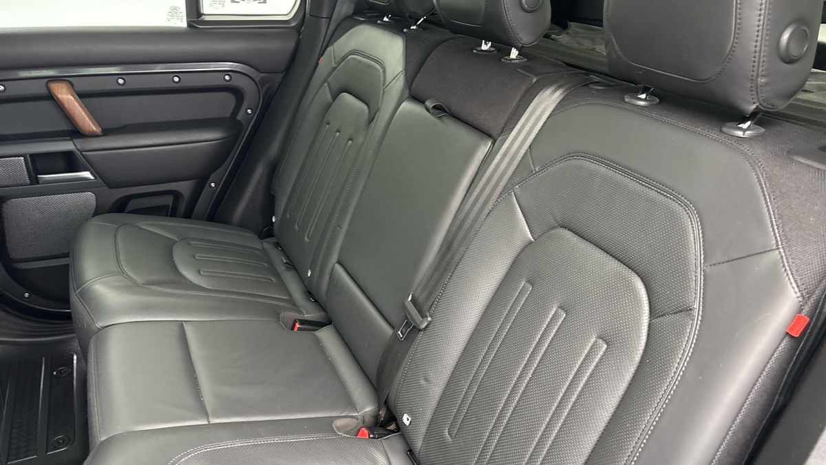 Land Rover Defender 110 Image 8