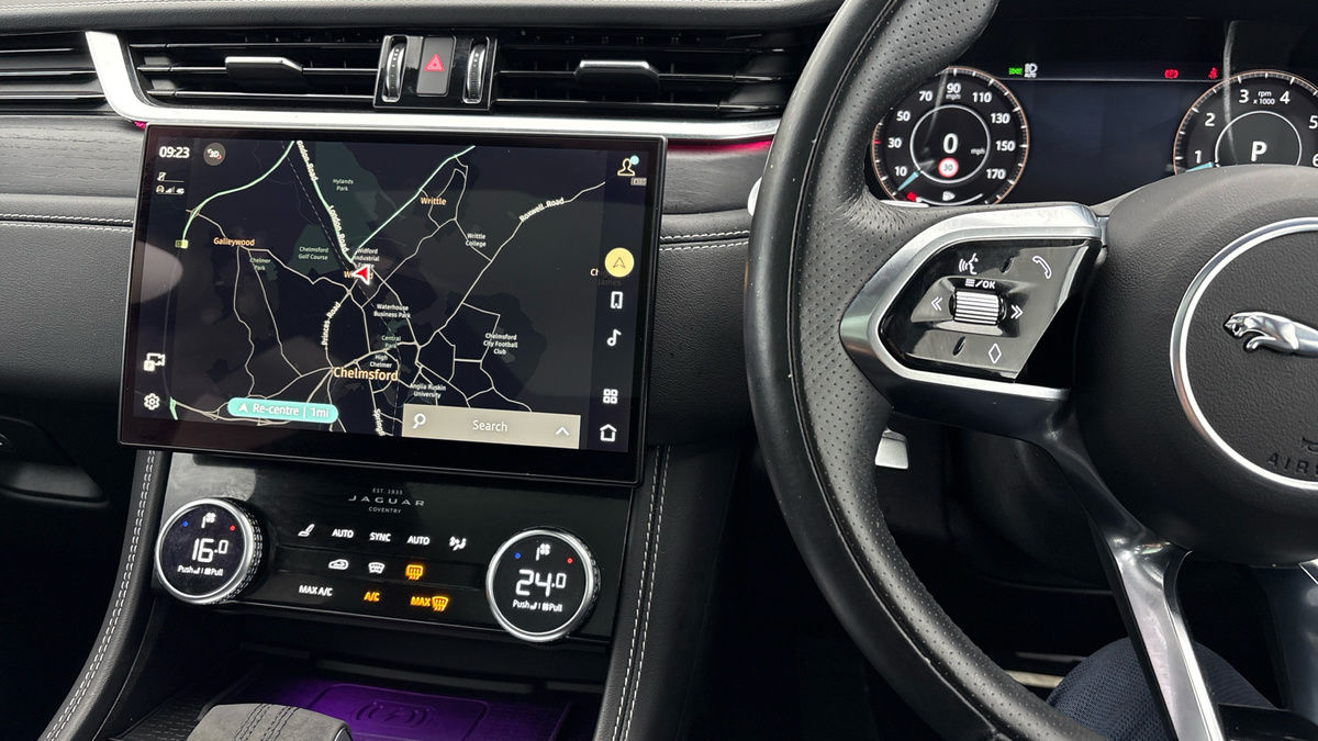 Jaguar F-PACE Image 13