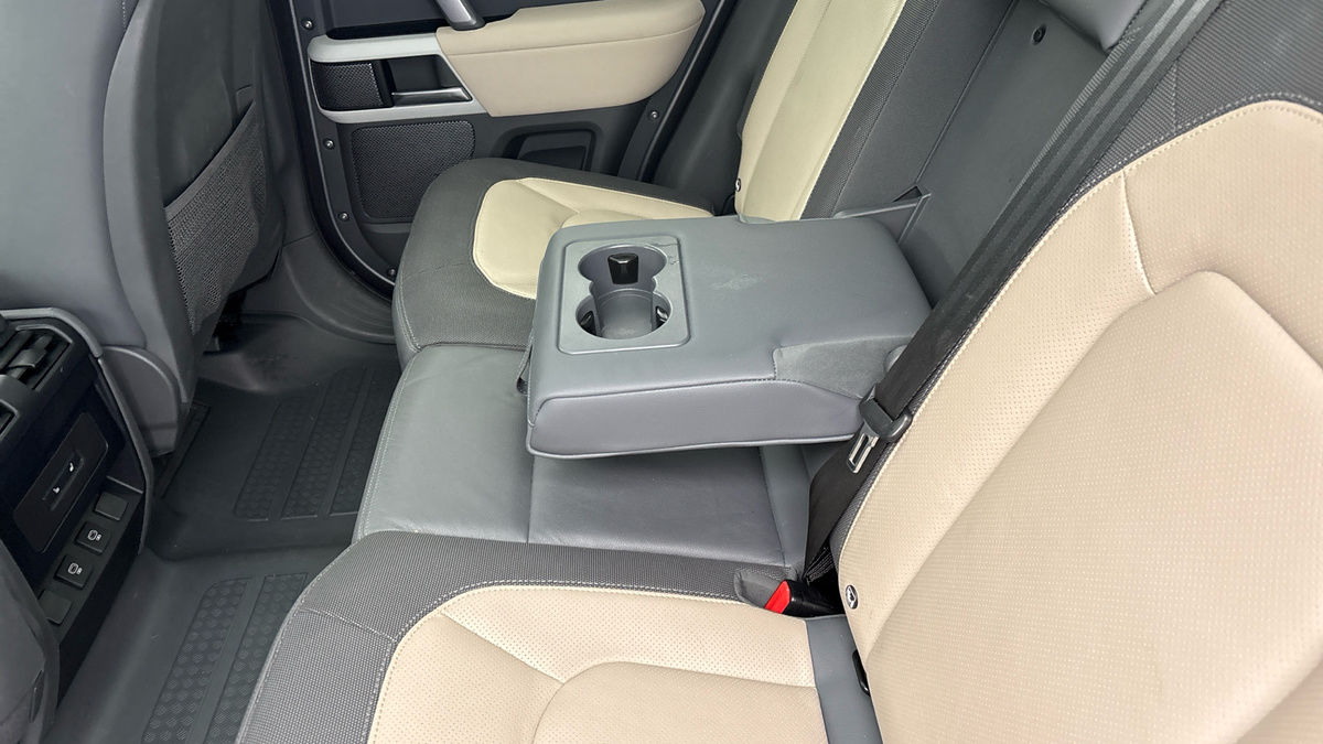 Land Rover Defender 110 Image 9