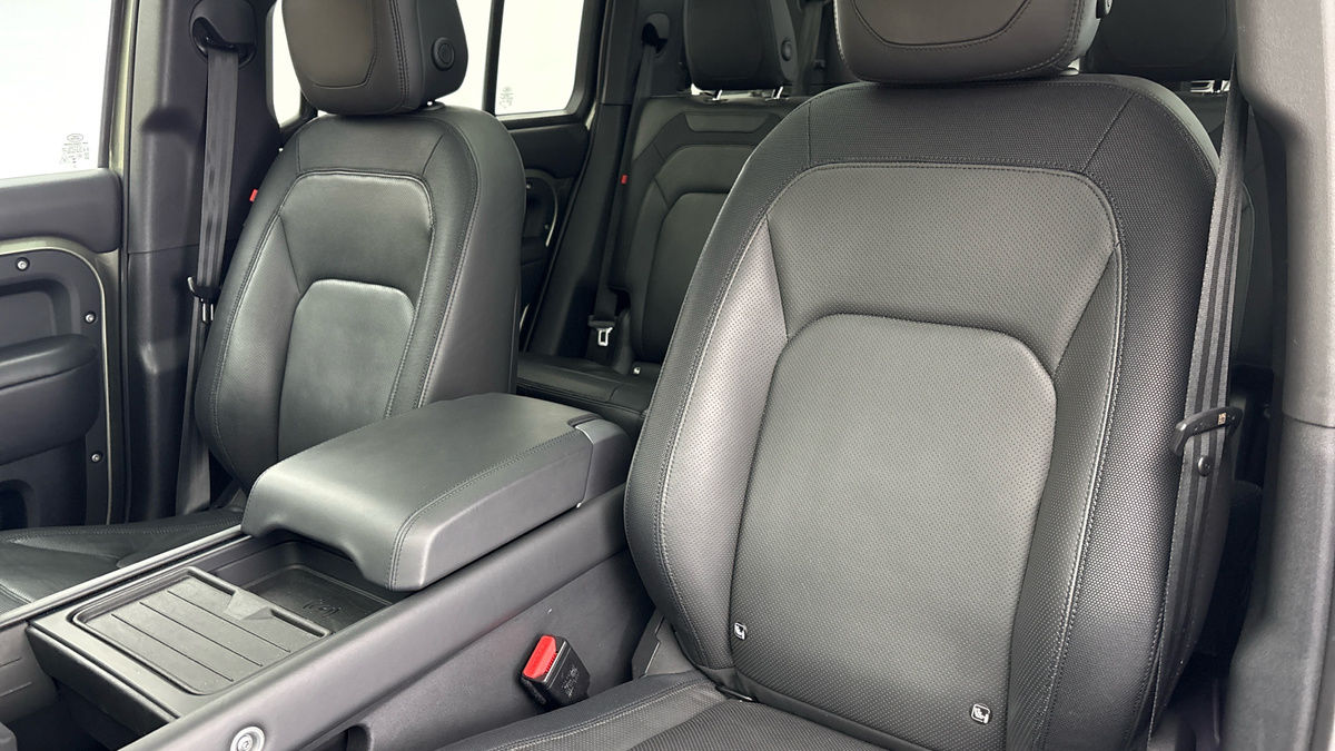 Land Rover Defender 110 Image 7
