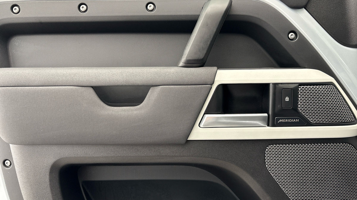 Land Rover Defender 110 Urban Image 19