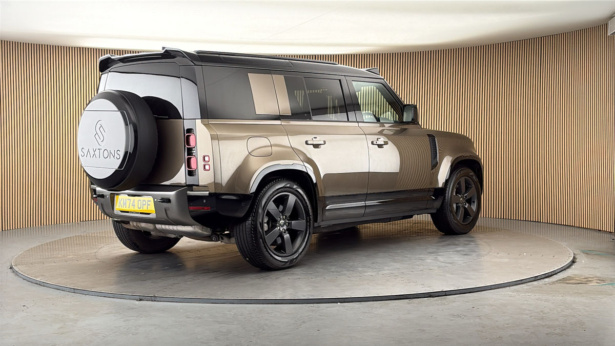 Land Rover Defender 110 Image 21