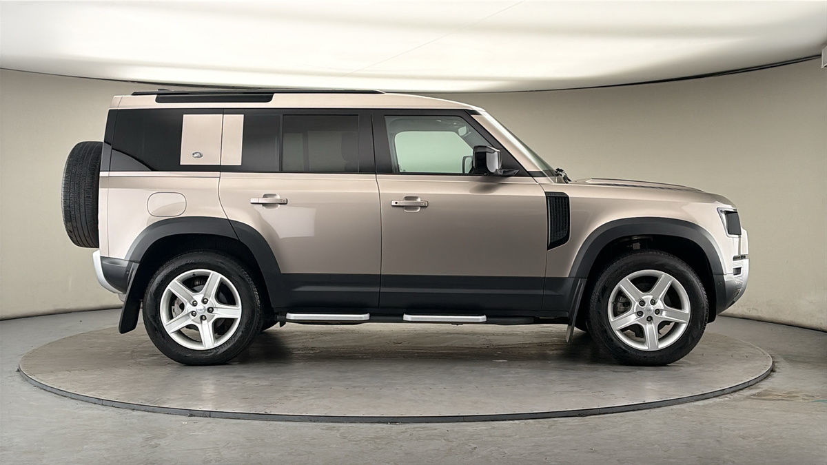 Land Rover Defender 110 Image 16