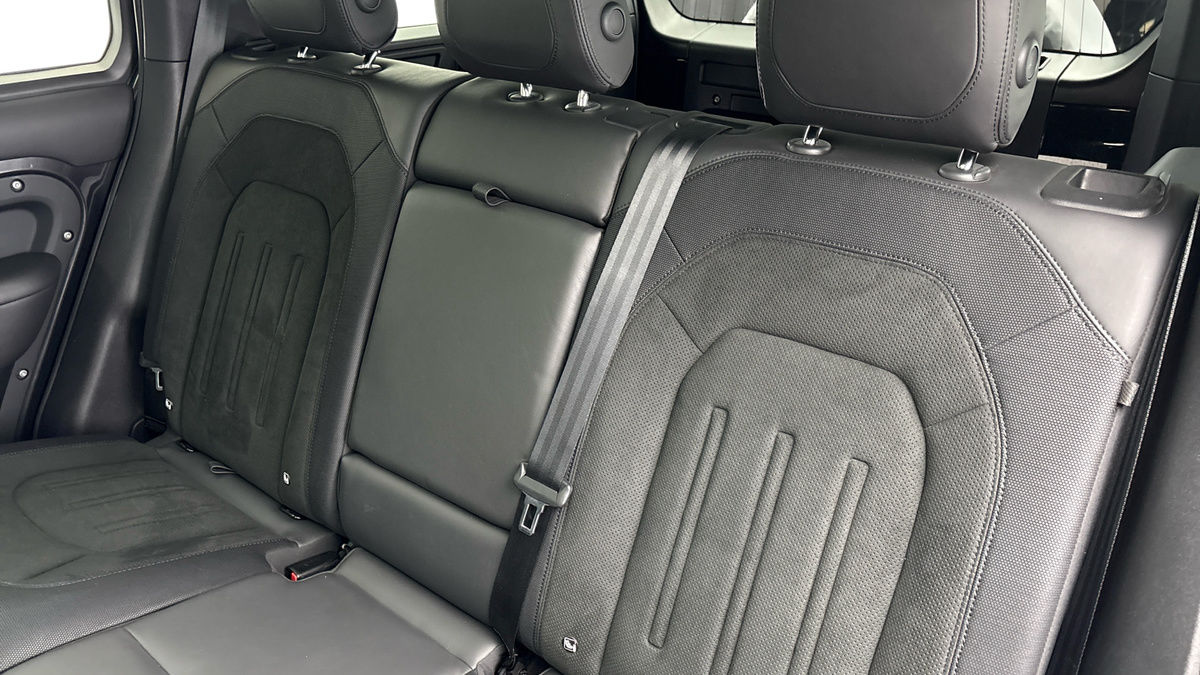 Land Rover Defender 110 Image 8
