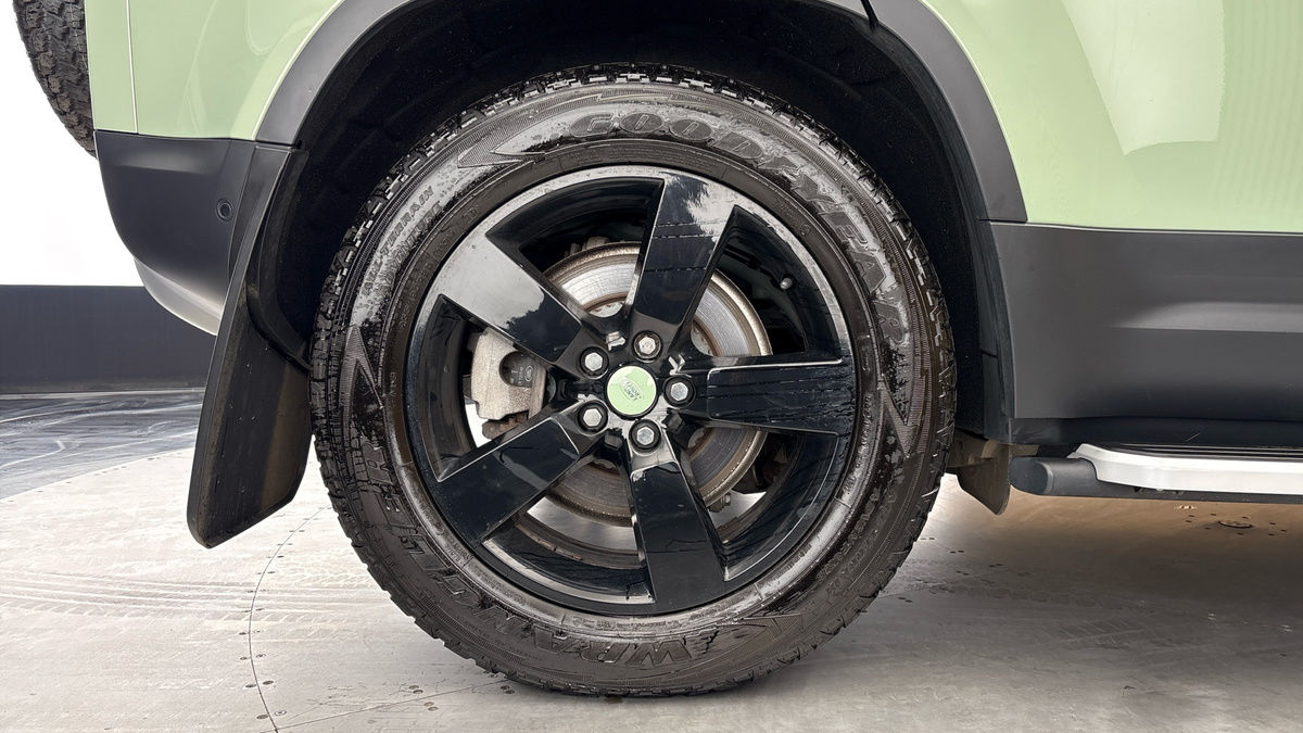 Land Rover Defender 110 Image 10