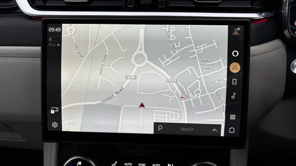 Jaguar F-PACE Image 17