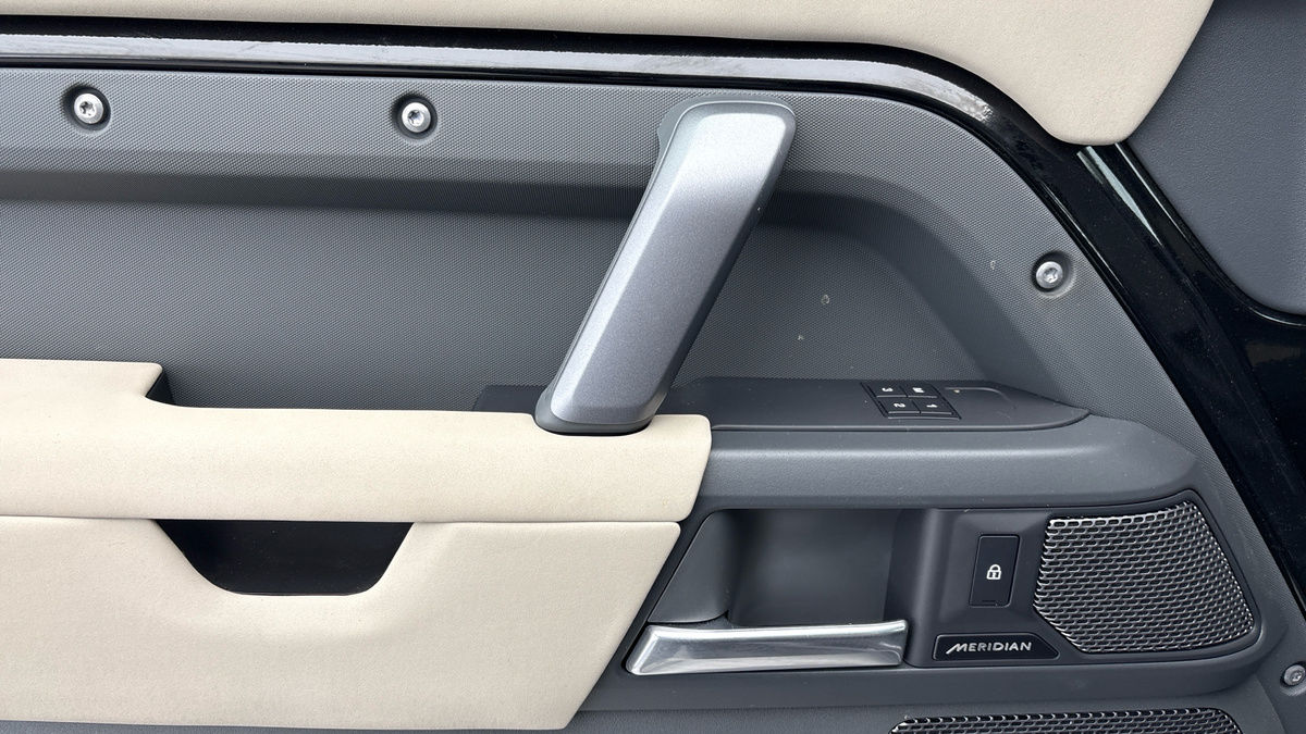 Land Rover Defender 110 Image 19
