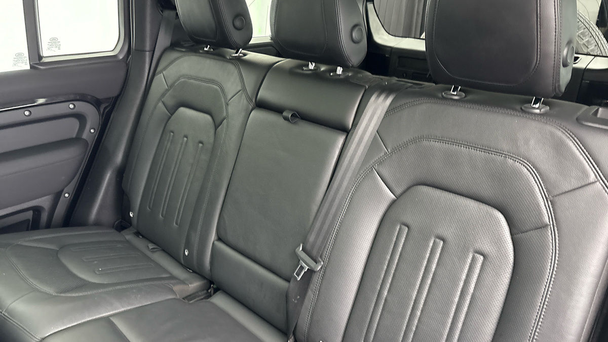Land Rover Defender 110 Image 8