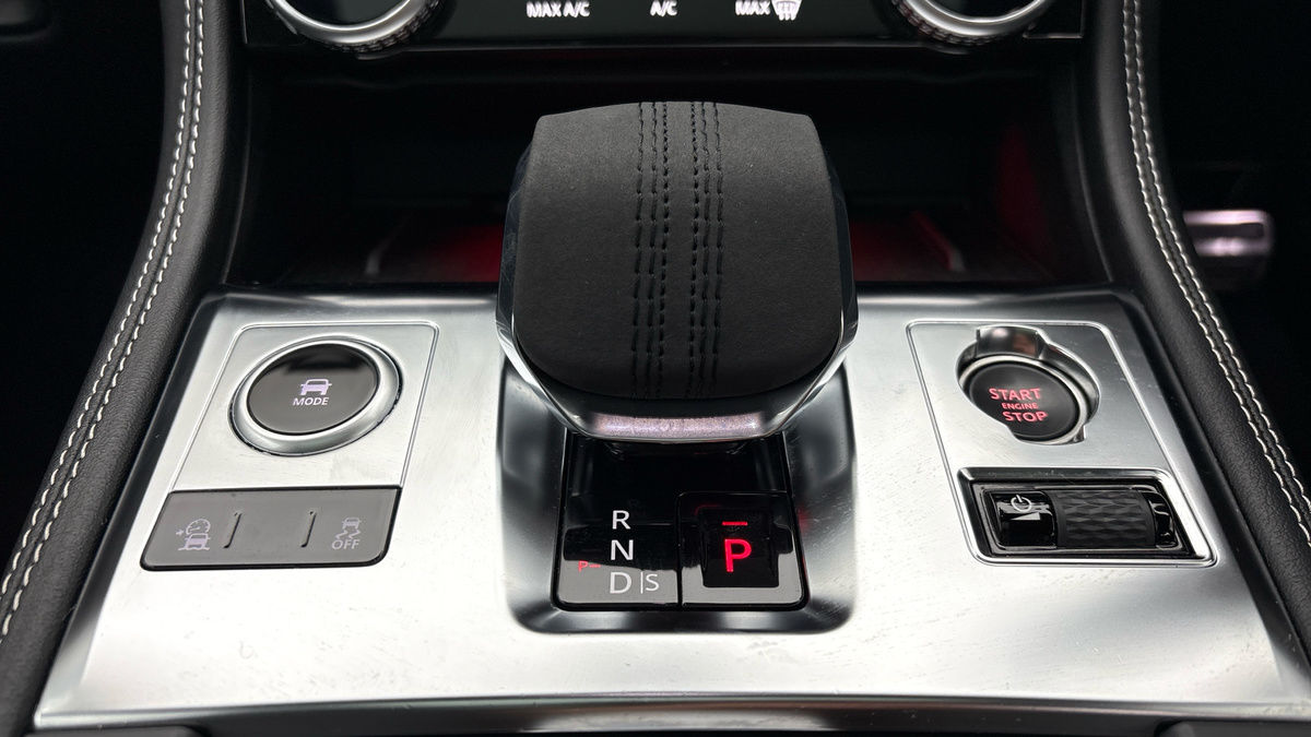 Jaguar F-PACE Image 26
