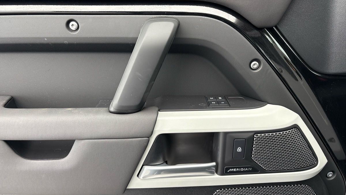 Land Rover Defender 110 Urban Image 19