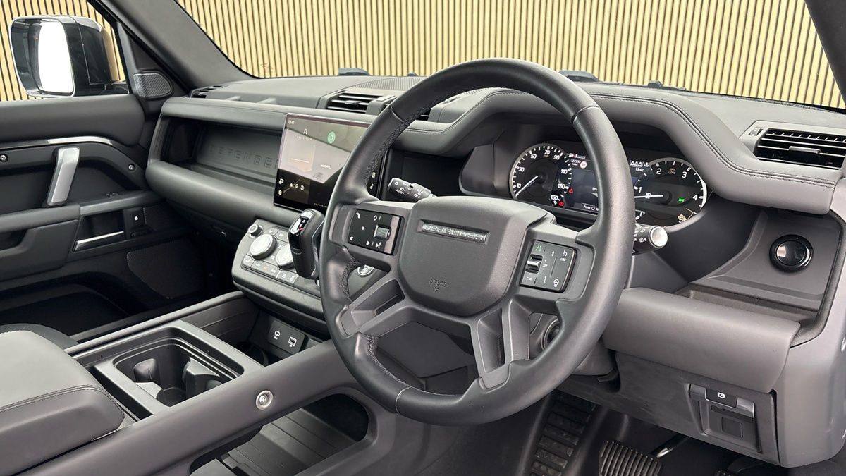 Land Rover Defender 110 Image 5