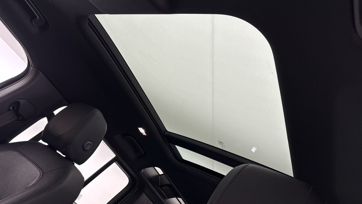 Land Rover Defender 110 Image 12