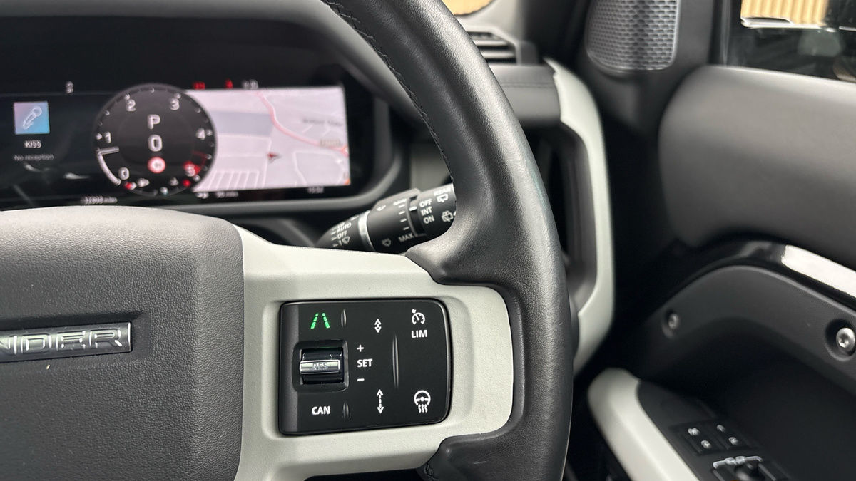 Land Rover Defender 110 Image 14