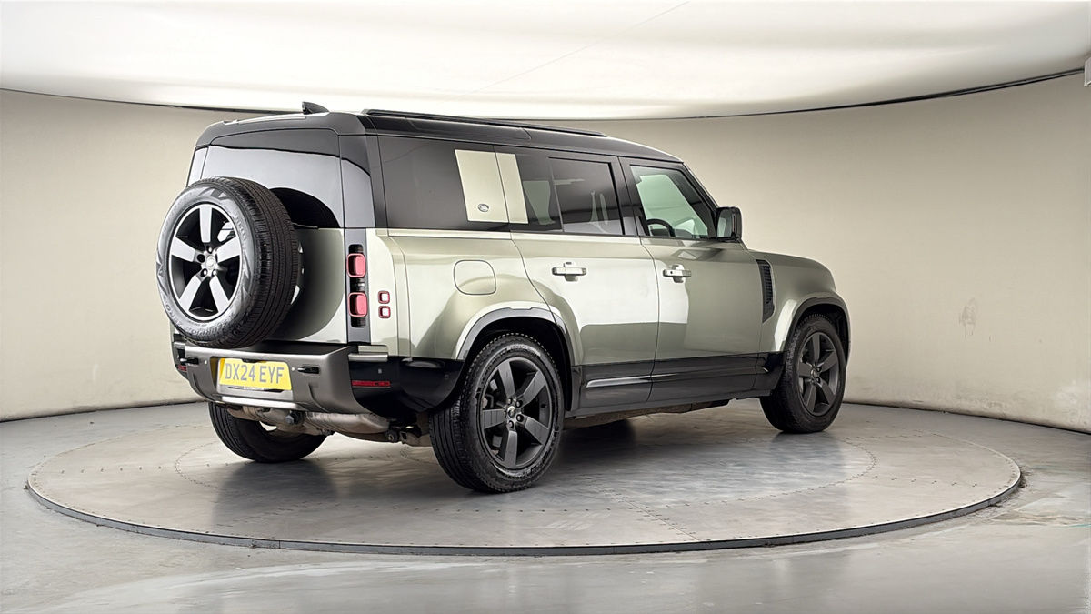 Land Rover Defender 110 Image 21