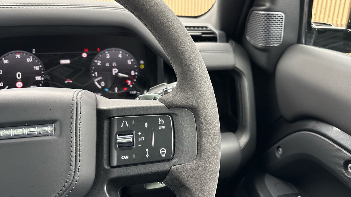 Land Rover Defender 110 Image 14