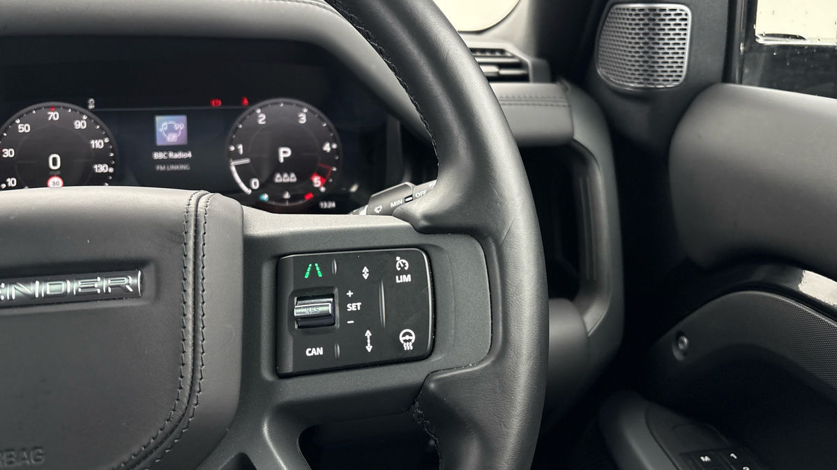 Land Rover Defender 110 Image 14