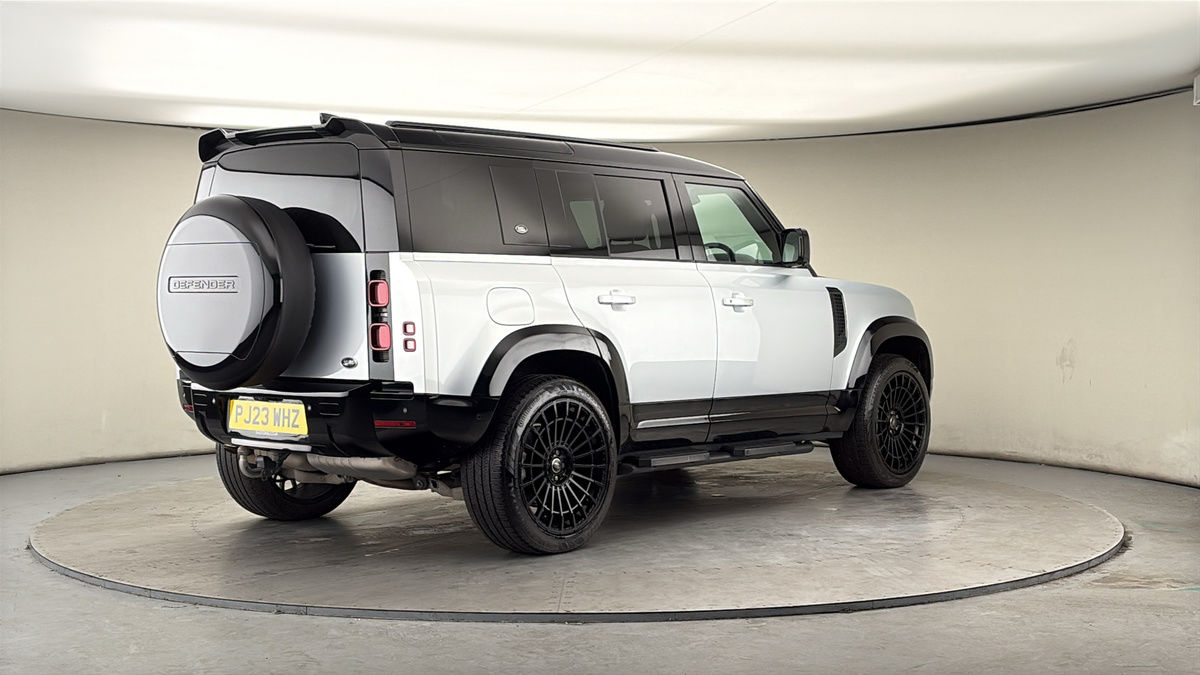 Land Rover Defender 110 Image 21