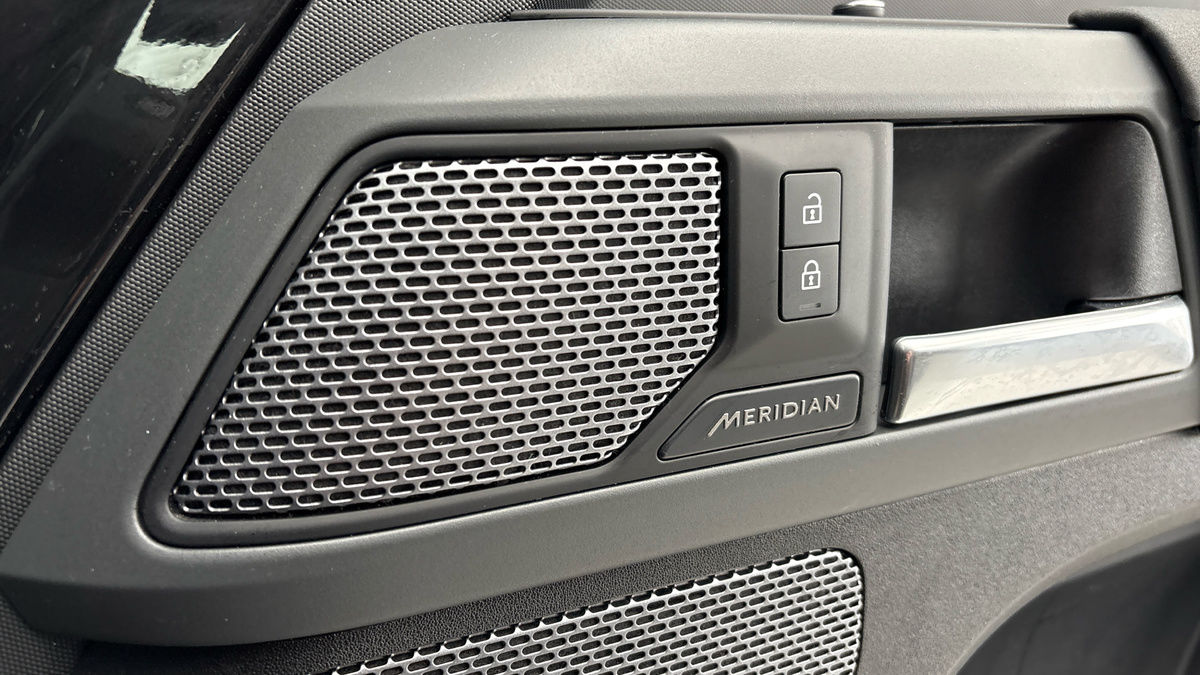 Land Rover Defender 110 Image 25