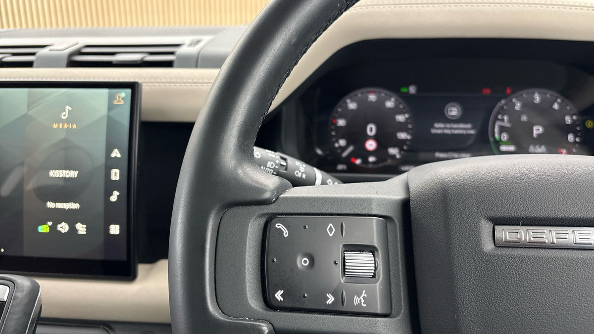 Land Rover Defender 110 Image 13