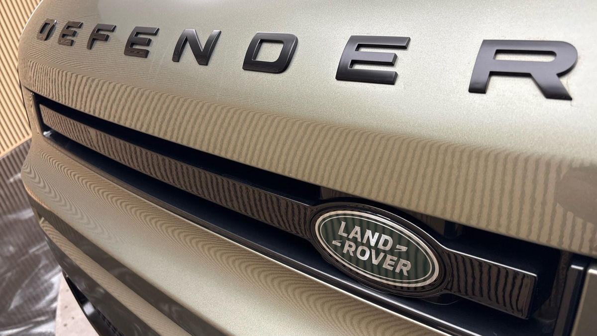 Land Rover Defender 110 Image 24