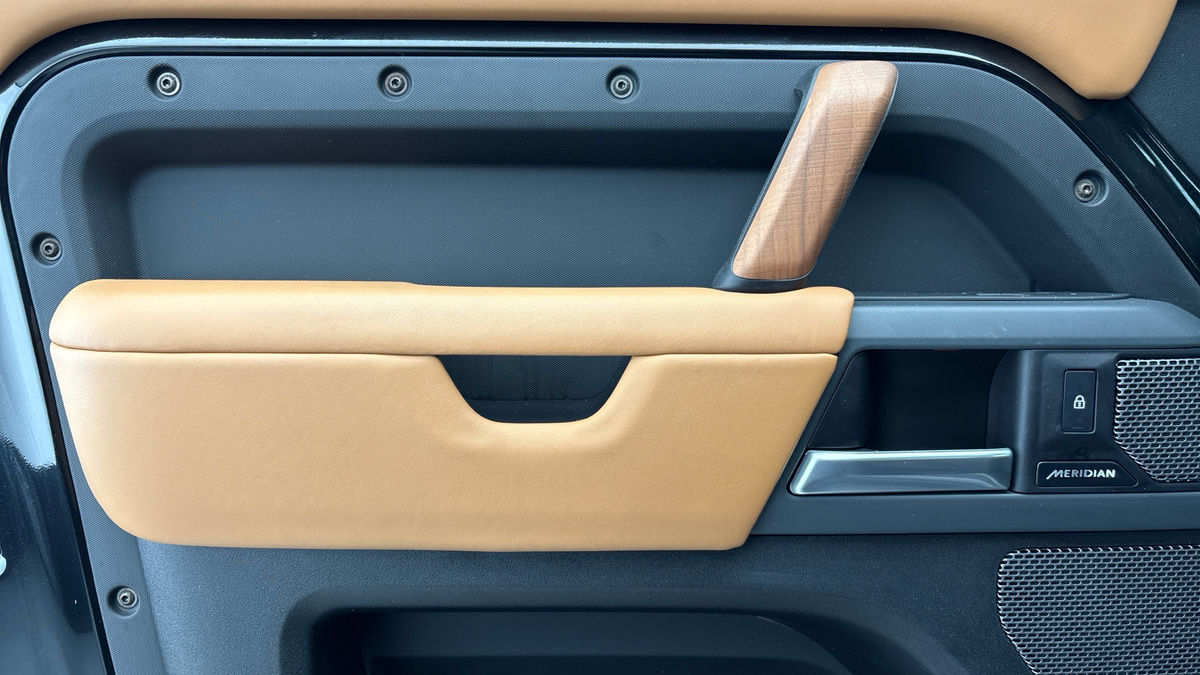 Land Rover Defender 110 Image 19