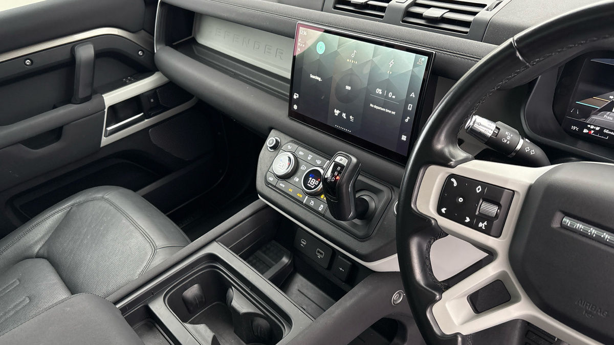 Land Rover Defender 110 Image 18