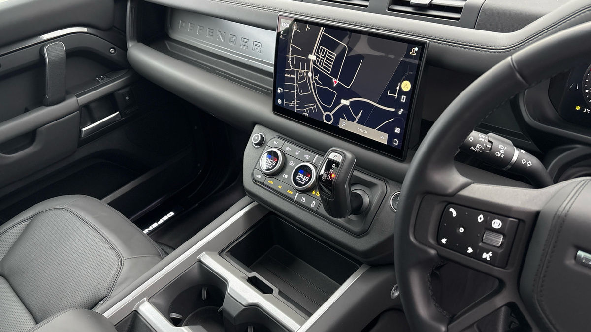 Land Rover Defender 110 Image 18