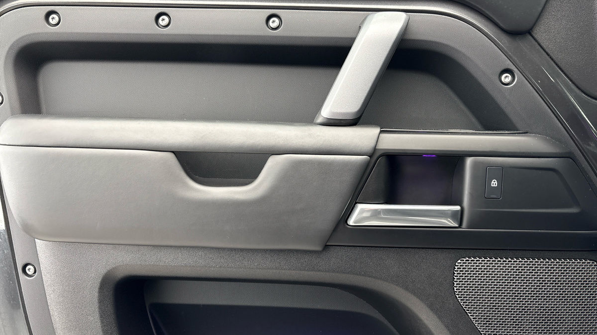 Land Rover Defender 110 Image 19